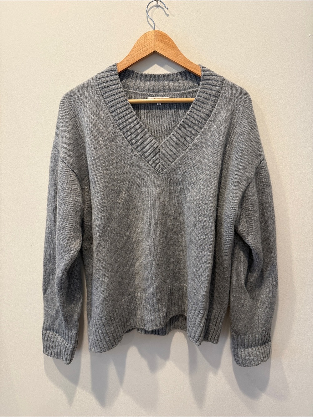 Reformation Cashmere Classic Gray V-Neck Sweater Size Small